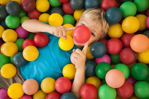 Pojke spelar i bollhav — Stockfoto