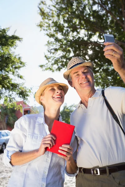 Feliz pareja de ancianos mirando el teléfono inteligente — Foto de Stock