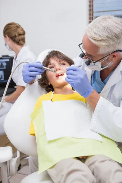 Zahnarzt untersucht Zähne von Jungen — Stockfoto