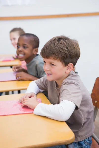 Leerlingen luisteren aandachtig in klas — Stockfoto