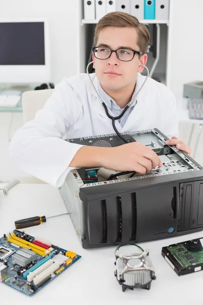 Ingeniero informático escuchando a la consola — Foto de Stock