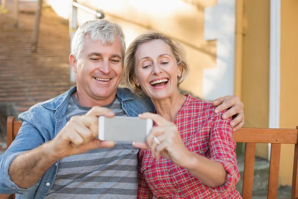 Feliz pareja madura tomando una selfie juntos en la ciudad — Foto de Stock