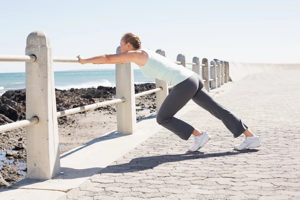 Passen volwassen vrouw warming-up op de pier — Stockfoto