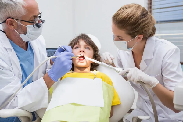 Dentista examinando los dientes chicos — Foto de Stock