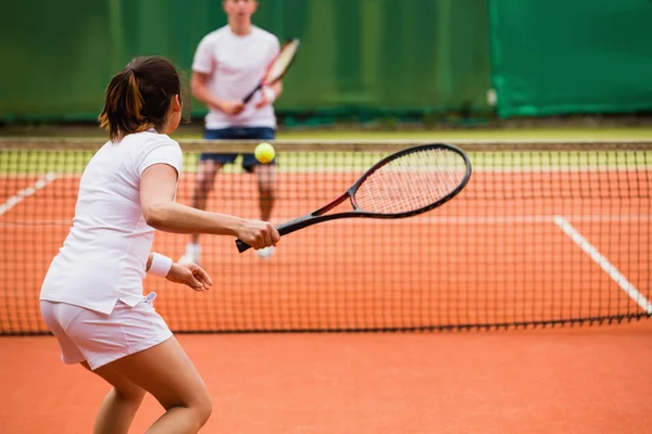Теннисисты играют матч на корте — стоковое фото