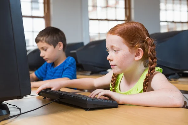 Nette Schüler im Computerunterricht — Stockfoto