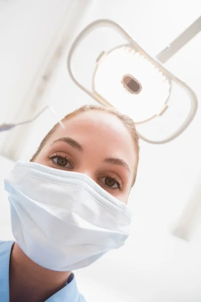 Dentista en máscara quirúrgica — Foto de Stock