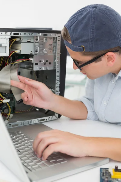 Computer engineer working — Stockfoto