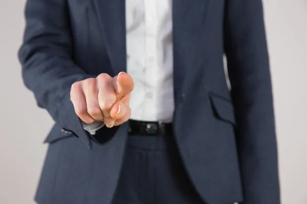 Mujer de negocios en traje señalando con el dedo — Foto de Stock