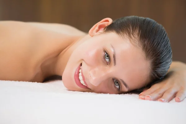 Mulher bonita deitada na mesa de massagem no centro de spa — Fotografia de Stock