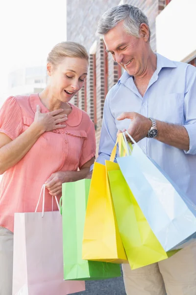 Glückliches Senioren-Paar beim Einkaufen in der Stadt — Stockfoto