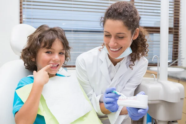 Pediatrisk tandläkare — Stockfoto