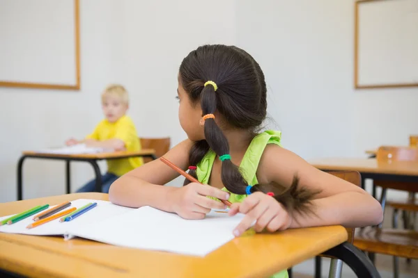 Leerlingen kleuren bij bureaus in klas — Stockfoto