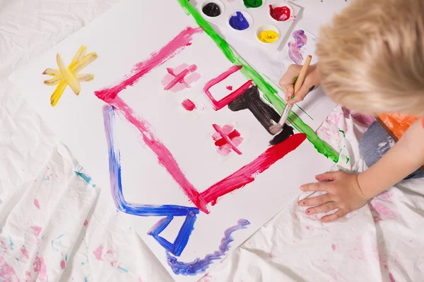 Little boy painting on the floor — Stock Photo, Image