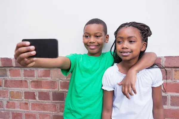 Žáků s ohledem selfie v chodbě — Stock fotografie