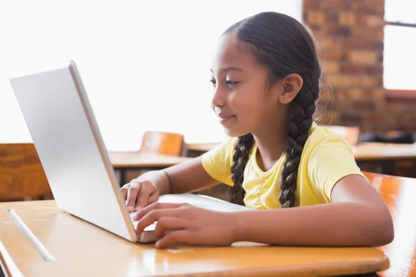 Étudiant regardant un ordinateur portable en classe — Photo