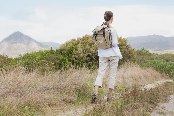 Hiking, genç bir kadının arka görünüm — Stok fotoğraf