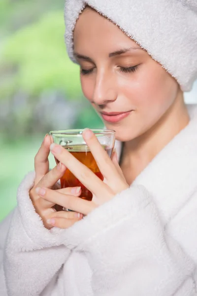 Mulher bonita em roupão de banho tendo chá — Fotografia de Stock