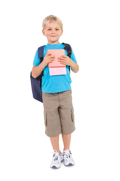 Weinig schooljongen glimlachen op camera — Stockfoto