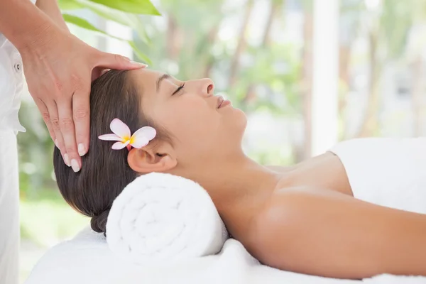 Linda morena desfrutando de massagem na cabeça — Fotografia de Stock