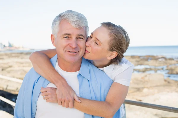 Casual couple having fun by the sea — Stock Photo, Image