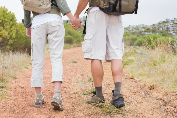 Pareja de senderismo caminando en terreno de montaña — Foto de Stock