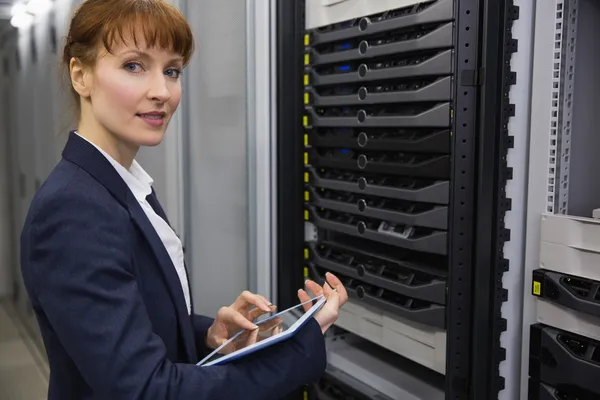 Ganska tekniker använder TabletPC — Stockfoto