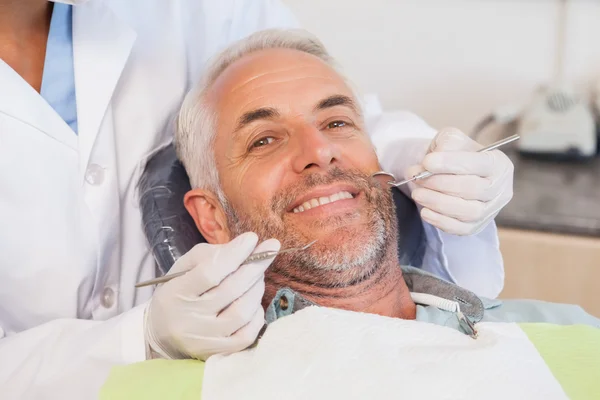 Badając chorych zębów dentysta — Zdjęcie stockowe