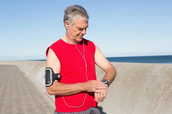 Aktywne starszy człowiek jogging na molo — Zdjęcie stockowe