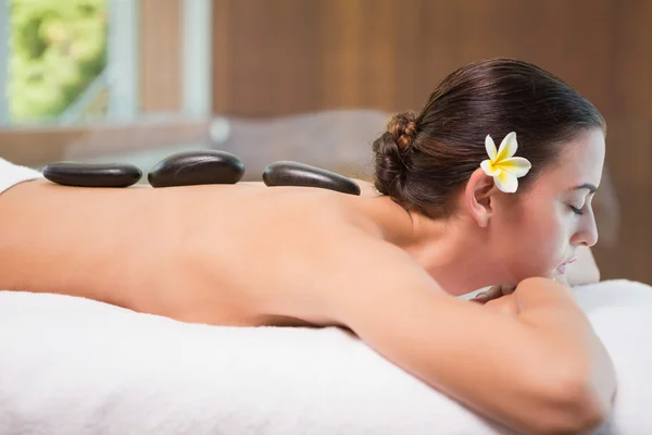 Mooie vrouw ontvangen stone-massage op gezondheid boerderij — Stockfoto