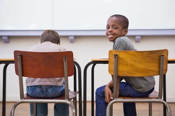 Alunos ouvindo atentamente em sala de aula — Fotografia de Stock