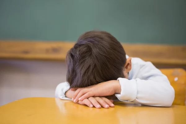 Aluno sonolento cochilando na sala de aula — Fotografia de Stock