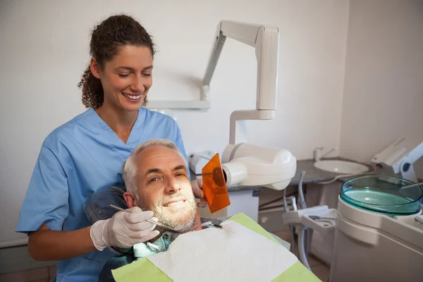 Dentista tomando una radiografía de la boca de los pacientes — Foto de Stock