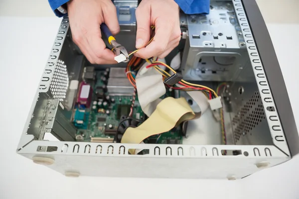 Computertechniker arbeitet an kaputtem Kabel — Stockfoto