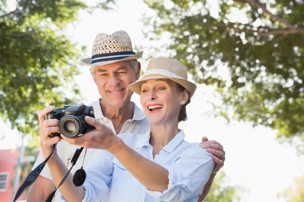 Szczęśliwa para starszy patrząc na ich kamery — Zdjęcie stockowe