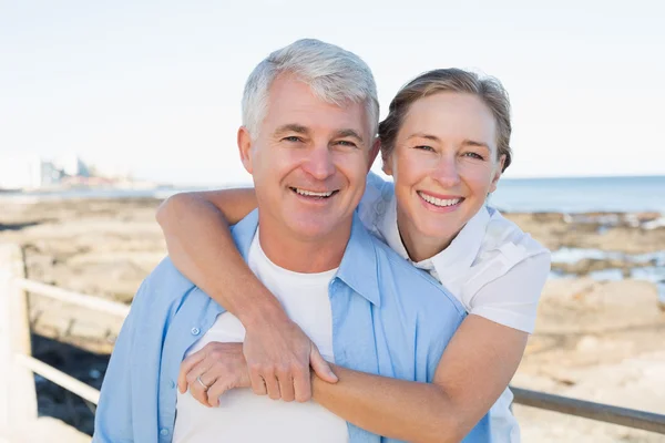 Lässiges Paar mit Spaß am Meer — Stockfoto