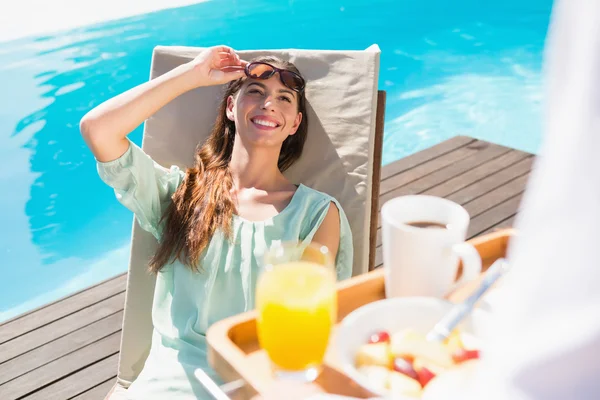 Lächelnde Frau blickt Kellner mit Frühstückstablett an — Stockfoto