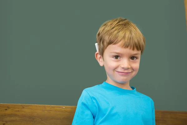 Söt elev leende i klassrummet — Stockfoto