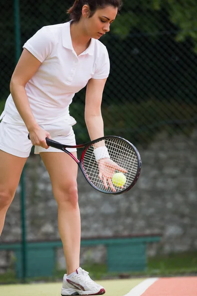 Jogador de tênis bonito pronto para servir — Fotografia de Stock