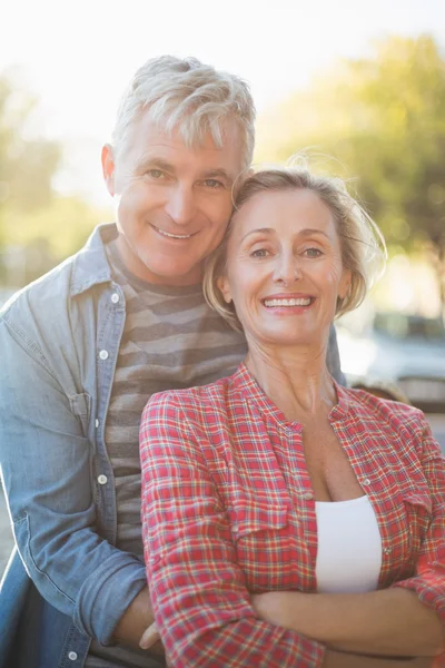 Happy mature couple hugging in the city — Stock Photo, Image