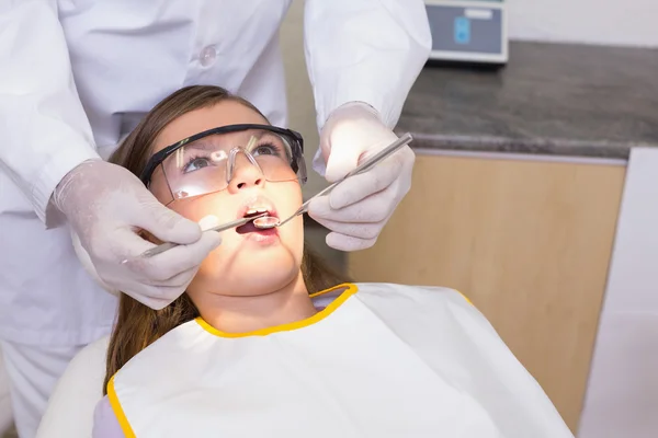 Dentista examinando los dientes de un paciente —  Fotos de Stock