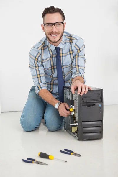 Computer engineer working on broken console with screwdriver — Stock Photo, Image