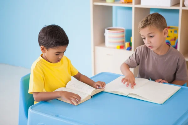 Petits garçons lisant au bureau — Photo