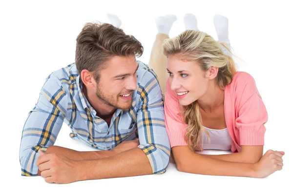 Casal jovem atraente sorrindo um para o outro — Fotografia de Stock