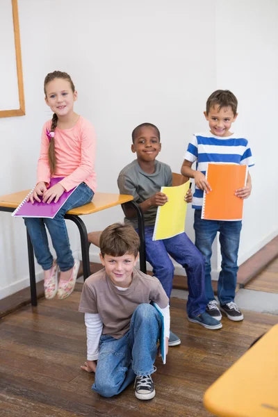 Compañeros sonriendo juntos en el aula Imagen De Stock