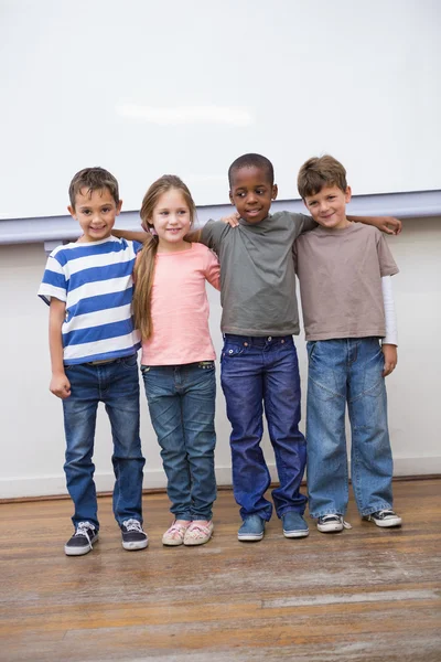 Camarades de classe souriant en classe Image En Vente