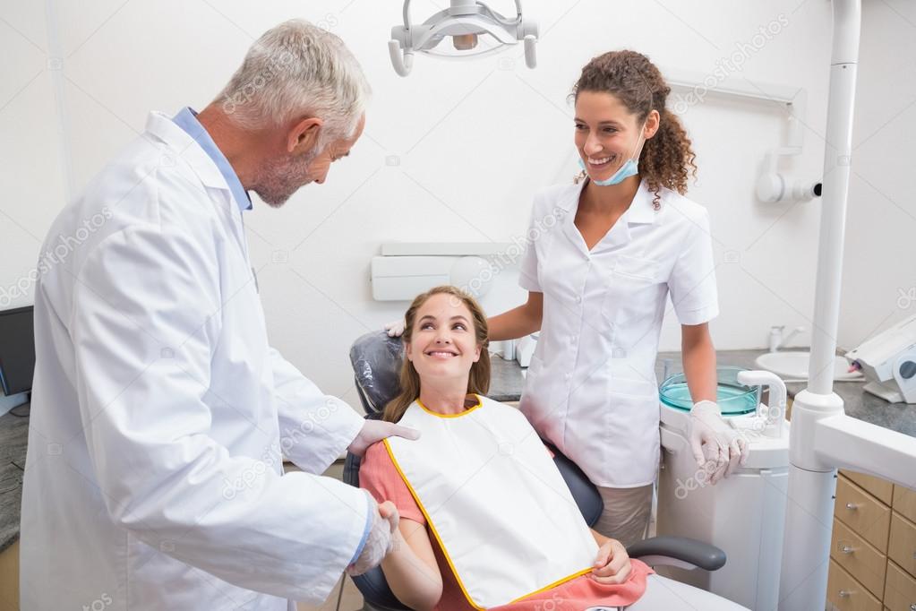 Dentist shaking hands with his patient in the chair — Stock Photo