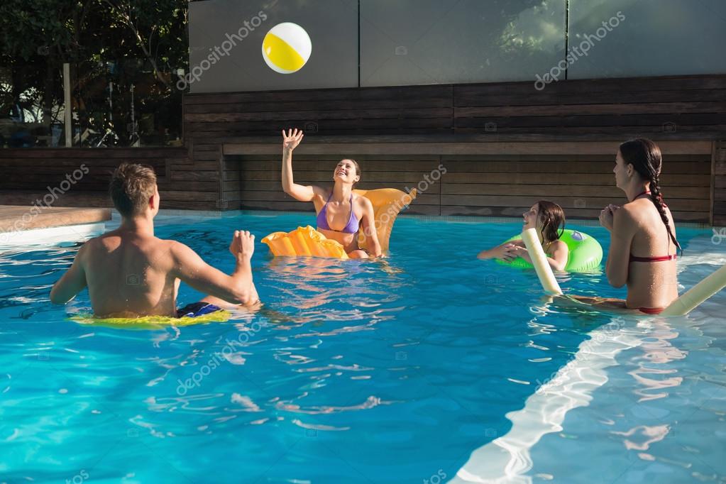 gente en la piscina