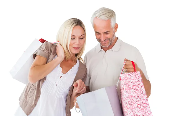 Casal feliz segurando sacos de compras — Fotografia de Stock