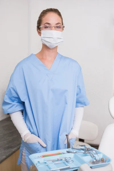 Dişçi mavi maske kameraya bakarak scrubs — Stok fotoğraf